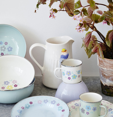 Bild av charmiga köksartiklar med blommotiv i pastell