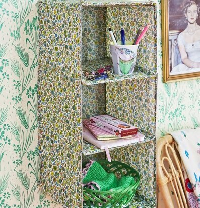 Bild av färgglad hängförvaring med blommigt mönster