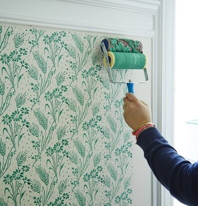 Bild av kreativ väggmålning med dekorativ färgroller