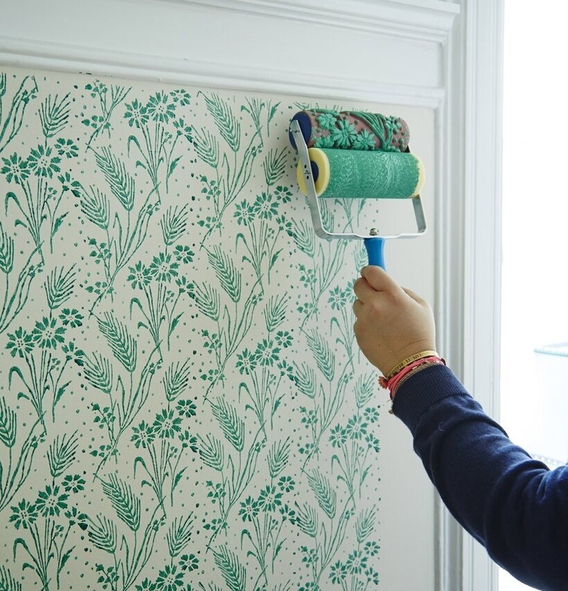 Färgroller Sädesslag från Rice målar grönt mönster på vägg