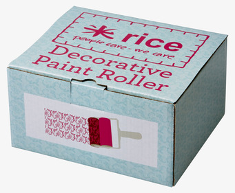 Bild av kreativ och mångsidig färgroller i kartong