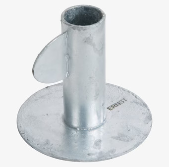 Foto av stilren och funktionell ljusstake i metall