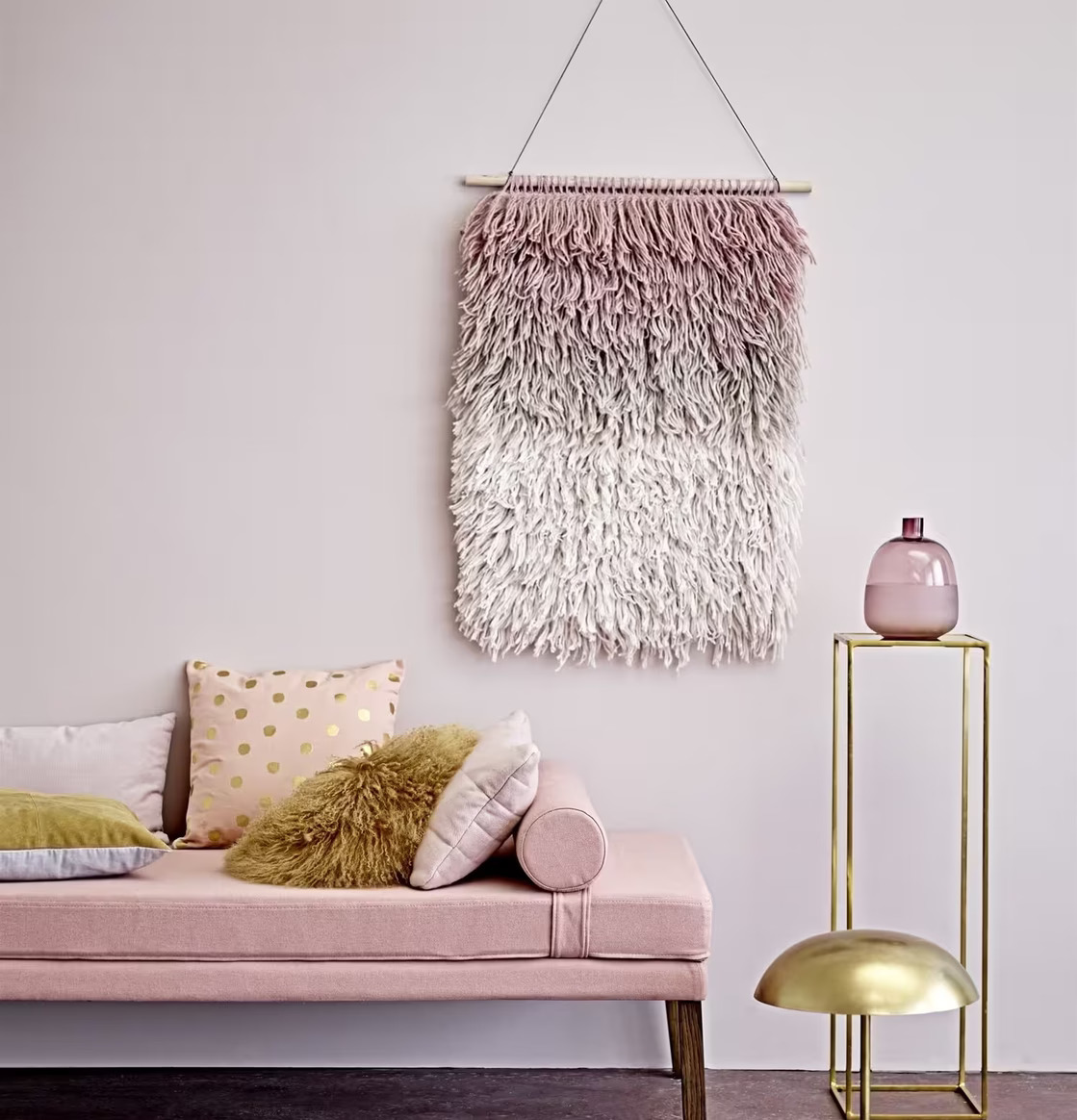 Bild av harmonisk inredning med rosa och guld detaljer