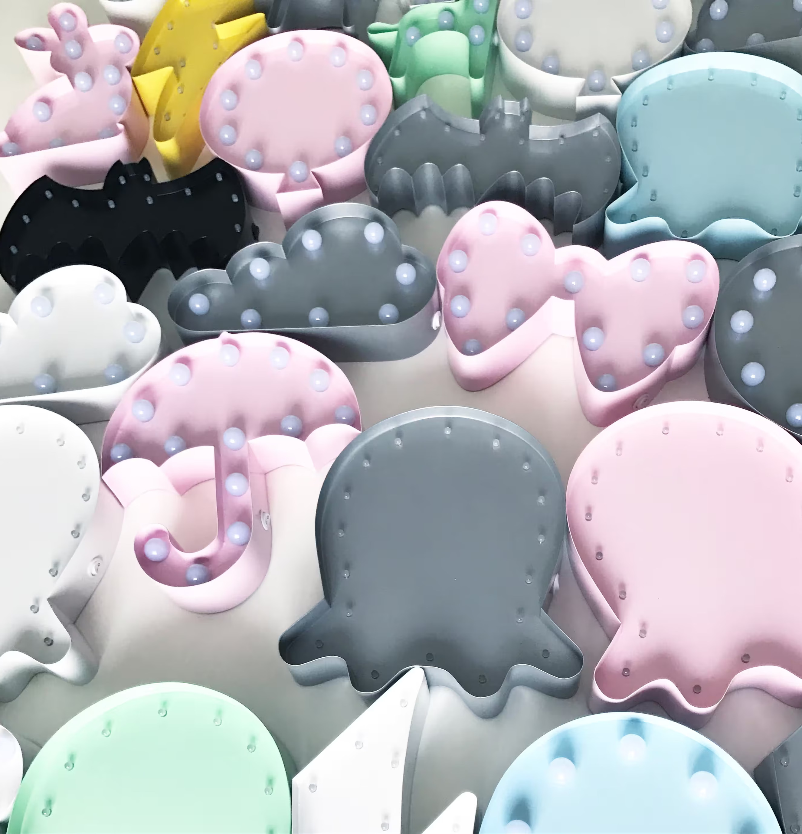 Bild av färgglada dekorativa LED-lampor i olika former