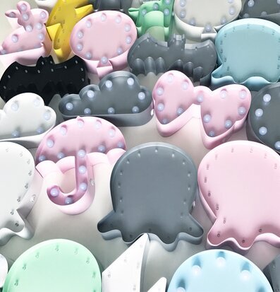 Bild av färgglada dekorativa LED-lampor i olika former