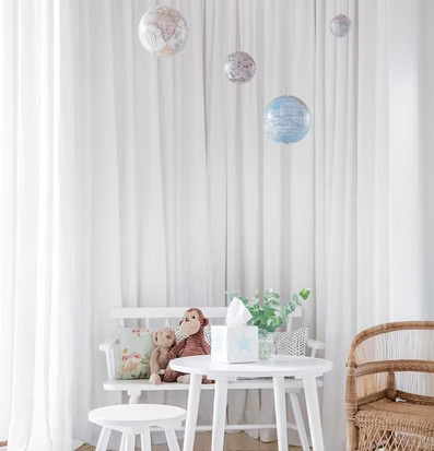 Bild av harmonisk interiör med lekfulla detaljer