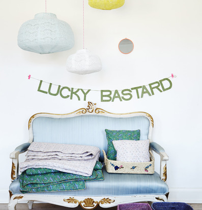 Foto av elegant inredd hörna med klassisk soffa och lampor