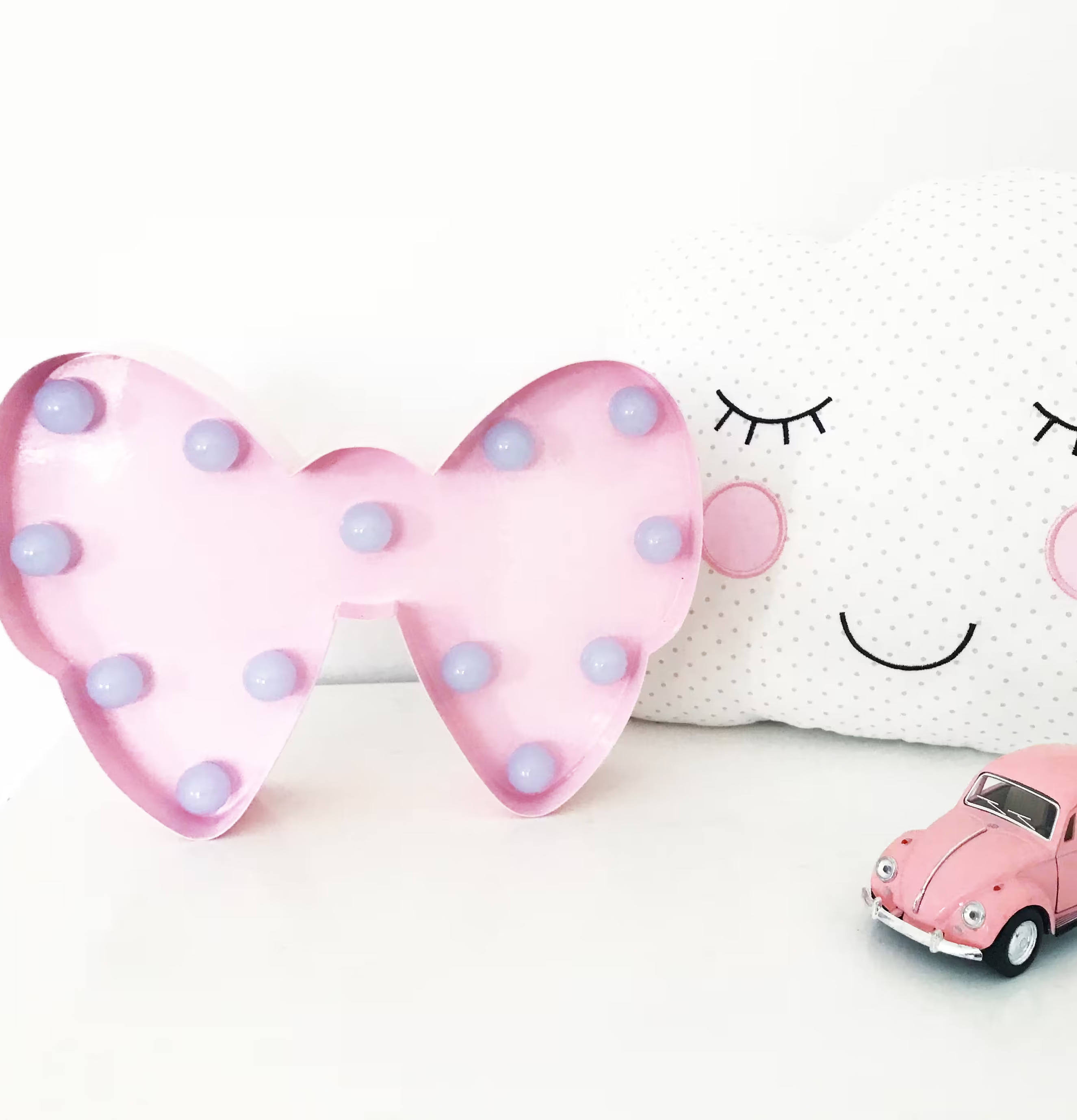 Bild av lekfull scen med rosa LED-lampa och molnkudde