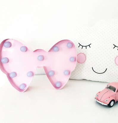 Bild av lekfull scen med rosa LED-lampa och molnkudde