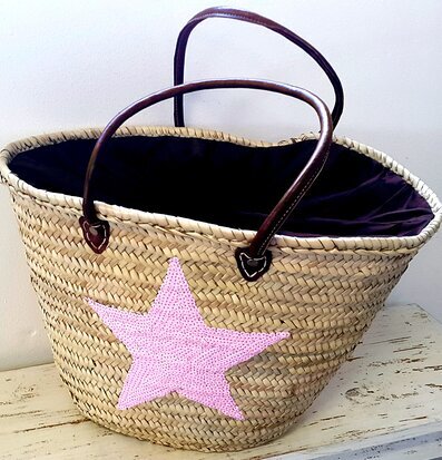 Bild av stråväska med rosa stjärna och läderhandtag