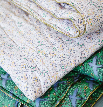 Bild av harmoniska och färgglada quiltar med mönster