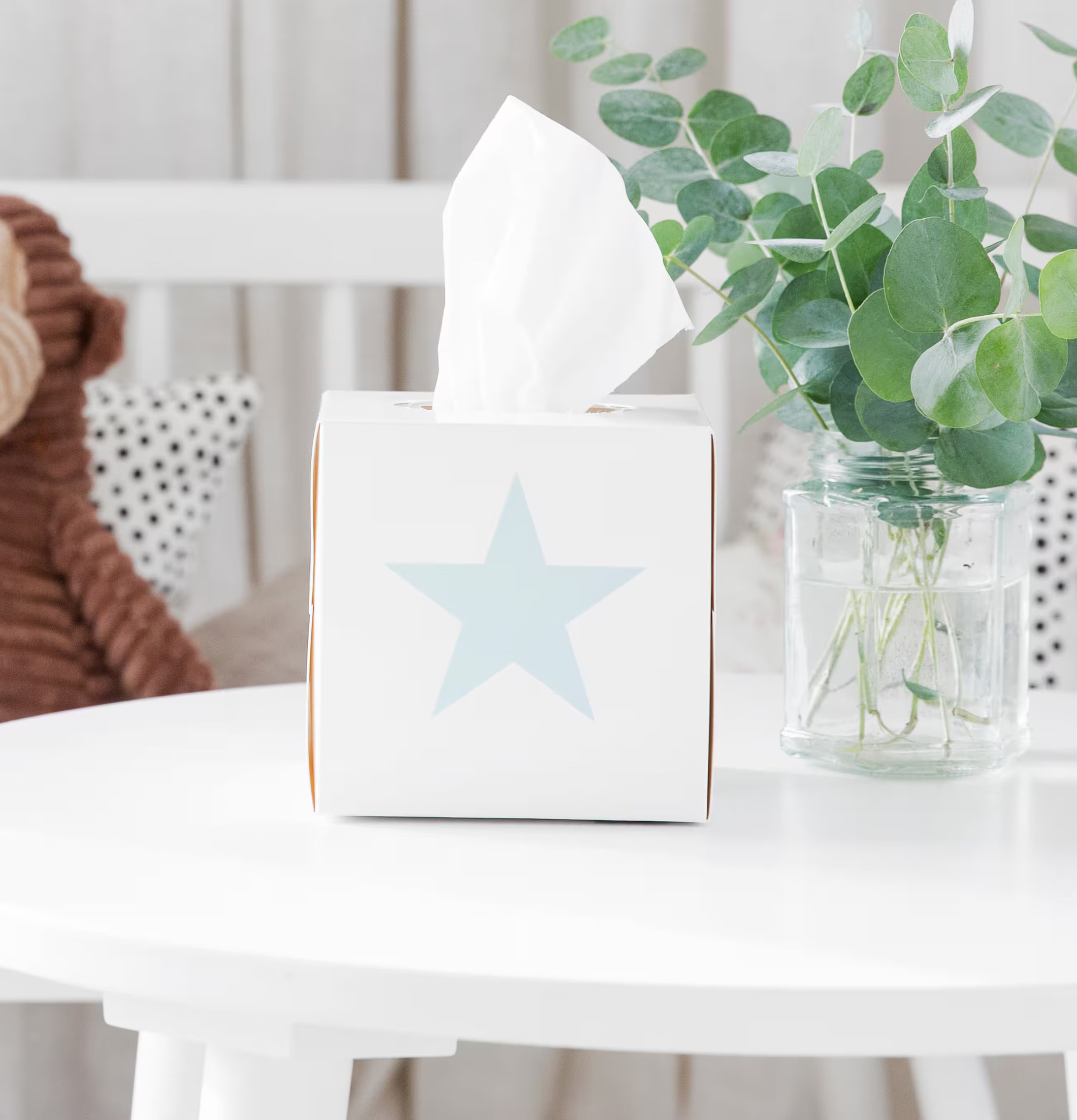 Servettbox STAR Turkos från Nordic Tissue på vitt bord