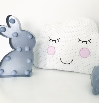 Bild av barnrumsdekorationer med kaninlampa och kudde