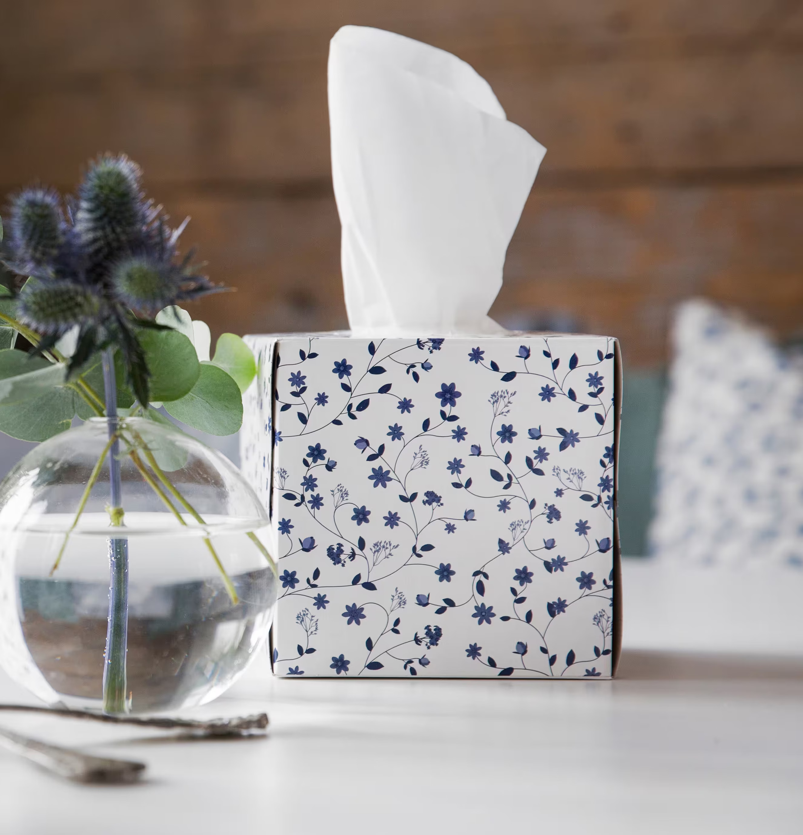 Servettbox Flower Blue från Nordic Tissue på vitt bord