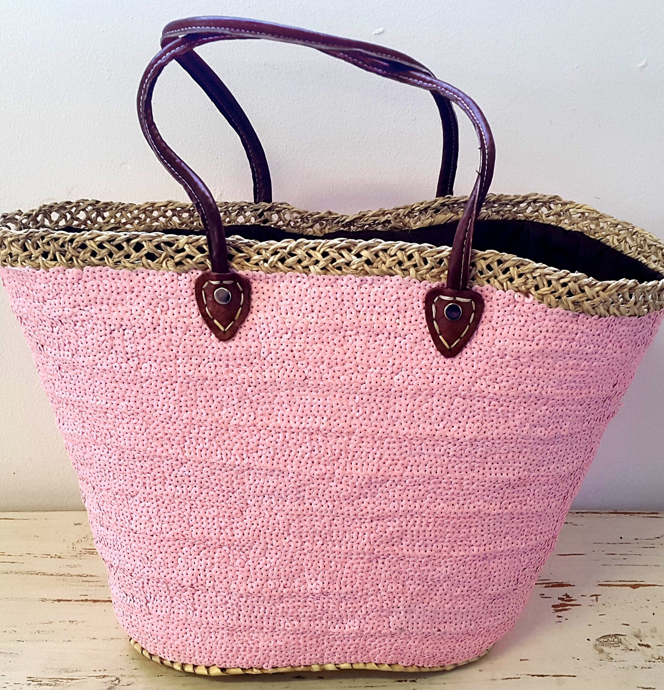 Bild av stilren stråväska i ljusrosa med läderhandtag