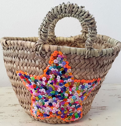 Bild av charmig korg med färgglad paljettstjärna