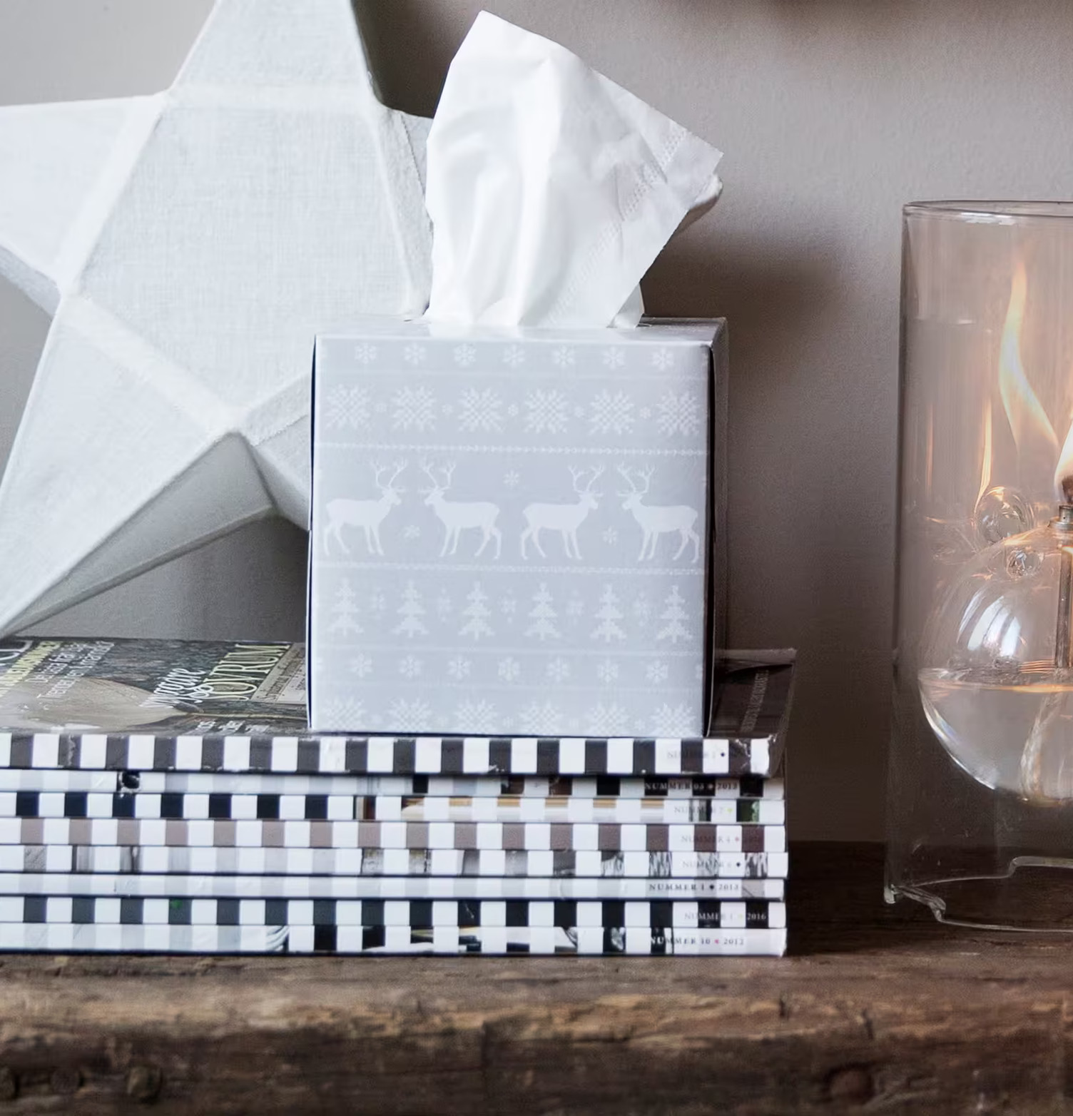 Servettbox Reindeer Grey från Nordic Tissue på träyta