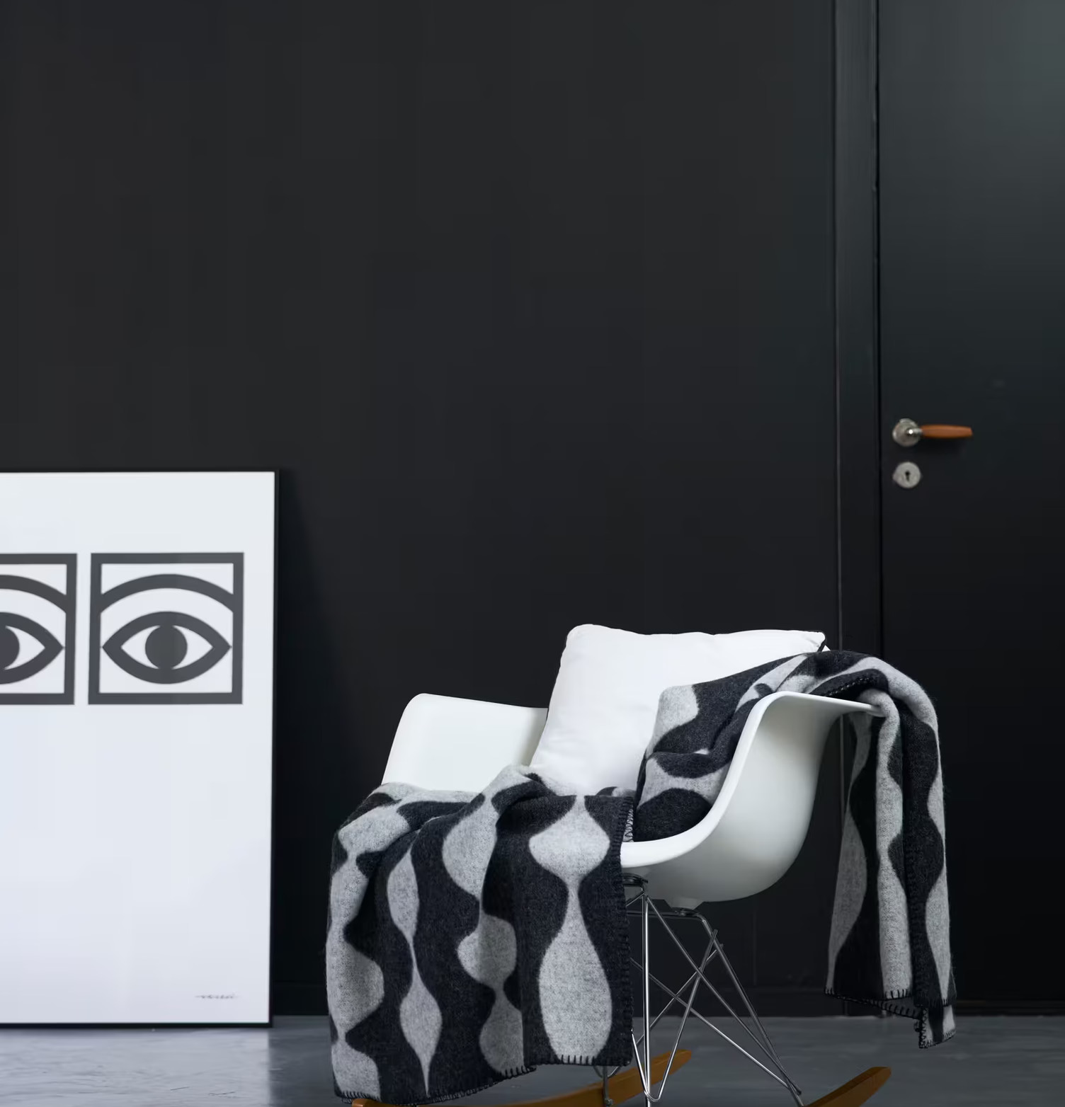 Ullfilt Margaret Rose från Olle Eksell på vit gungstol