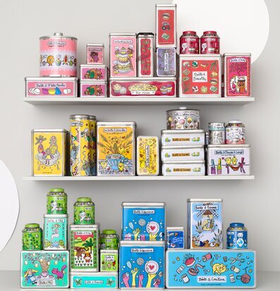 Bild av färgglada och kreativa metallburkar på hyllor