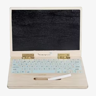 Bild av fantasifull och kreativ leksaksdator i trä