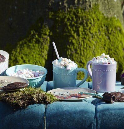 Bild av charmig picknickscen med färgglada detaljer