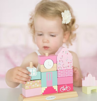 Bild av barn som leker med färgglada stapelklossar