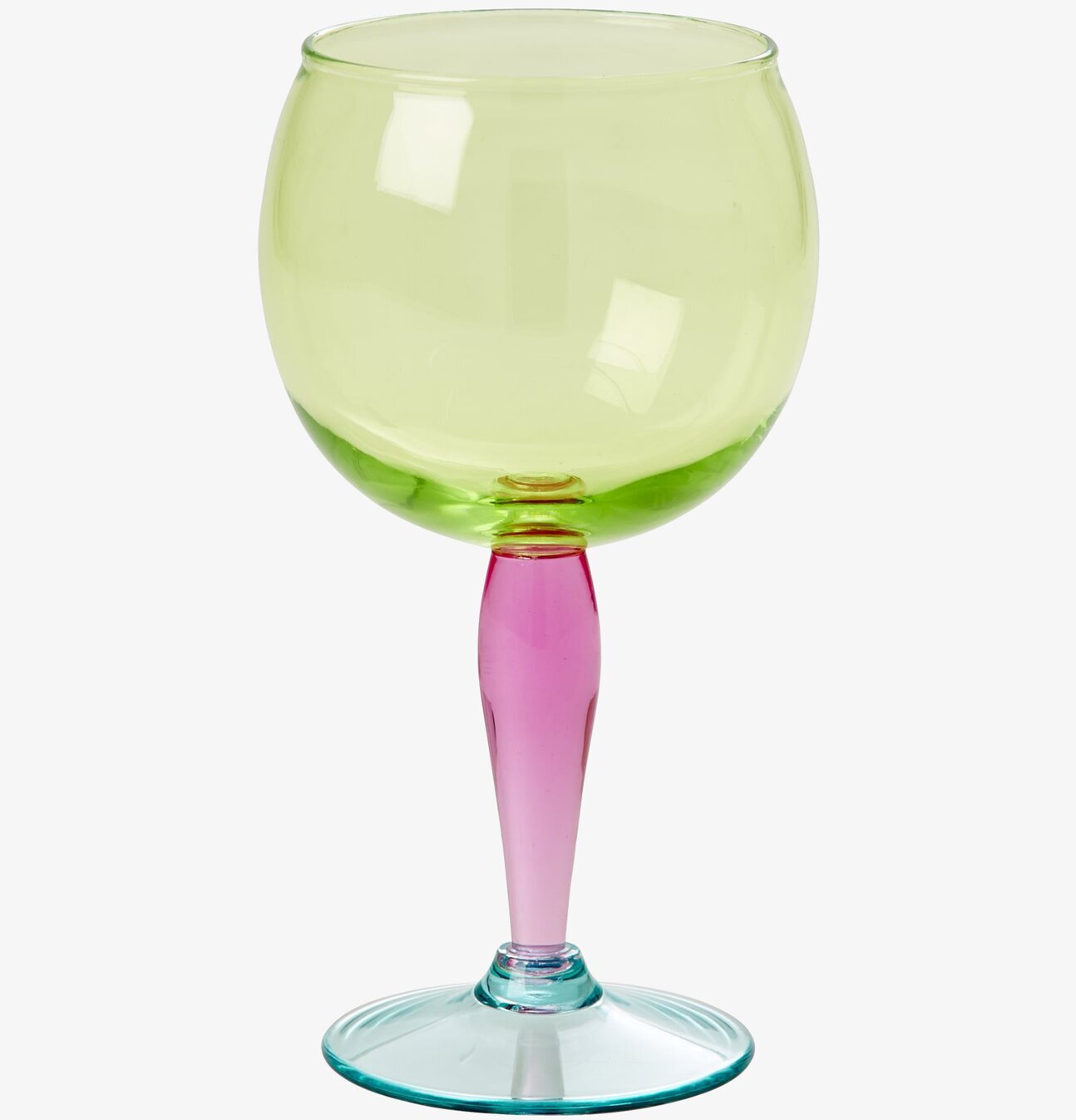 Bild av vinglas med färgspel i grönt, rosa och blått
