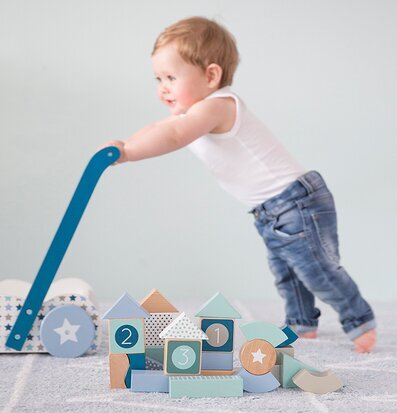 Bild av barn som tar sina första steg med gåvagn