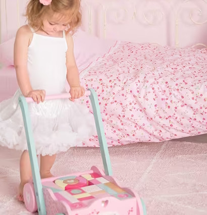 Bild av färgglatt lekrum med barnvänlig gåvagn