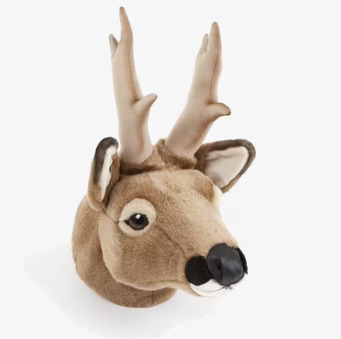 Bild av ett verklighetstroget rådjurshuvud i plysch