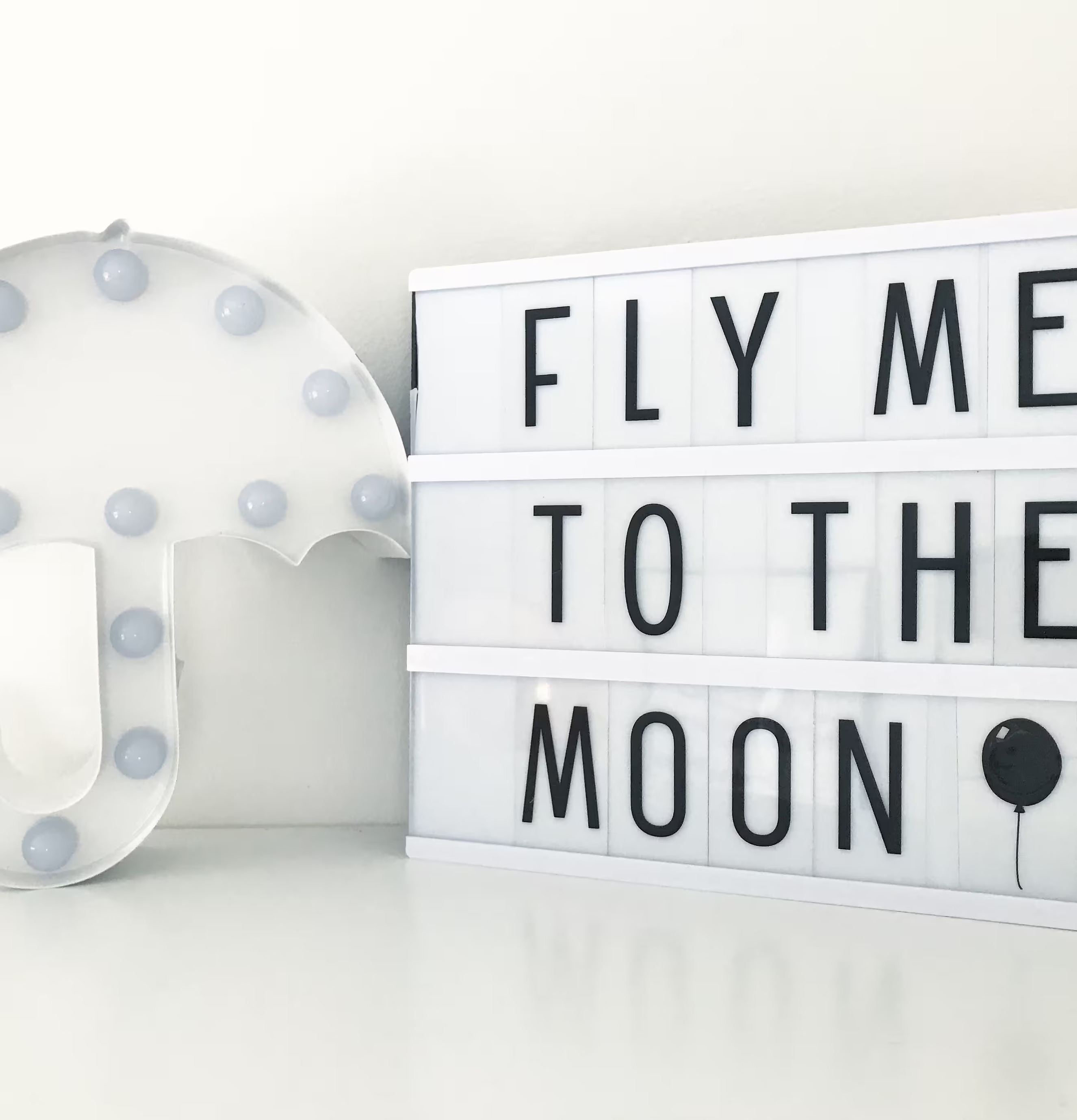 Bild av stilren inredning med LED-lampa och ljuslåda