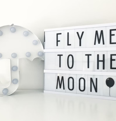 Bild av stilren inredning med LED-lampa och ljuslåda