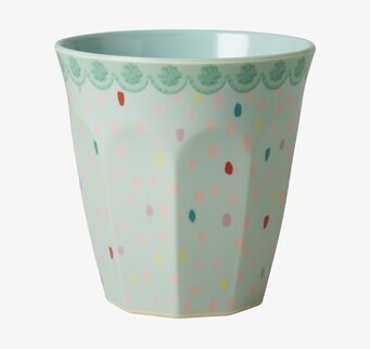 Bild av mugg med färgglatt prickmönster och blombård