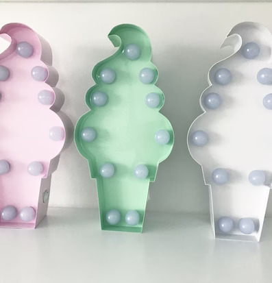 Bild av tre charmiga dekorativa glassformade lampor