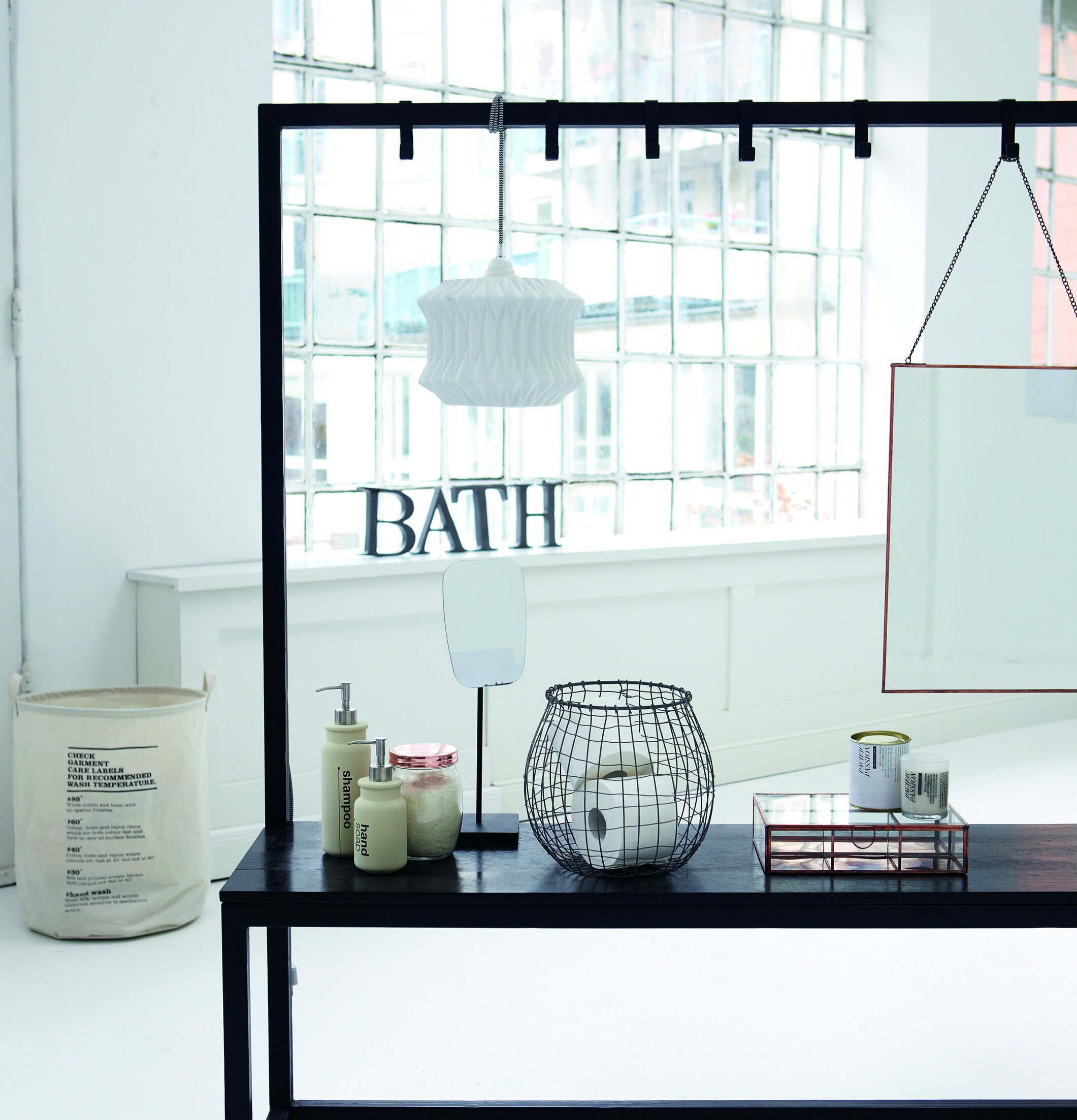 Trådkorg från House Doctor på svart hylla i badrum