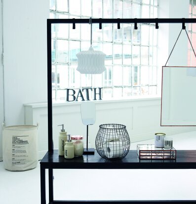 Bild av stilrent och organiserat badrum med ljusinsläpp