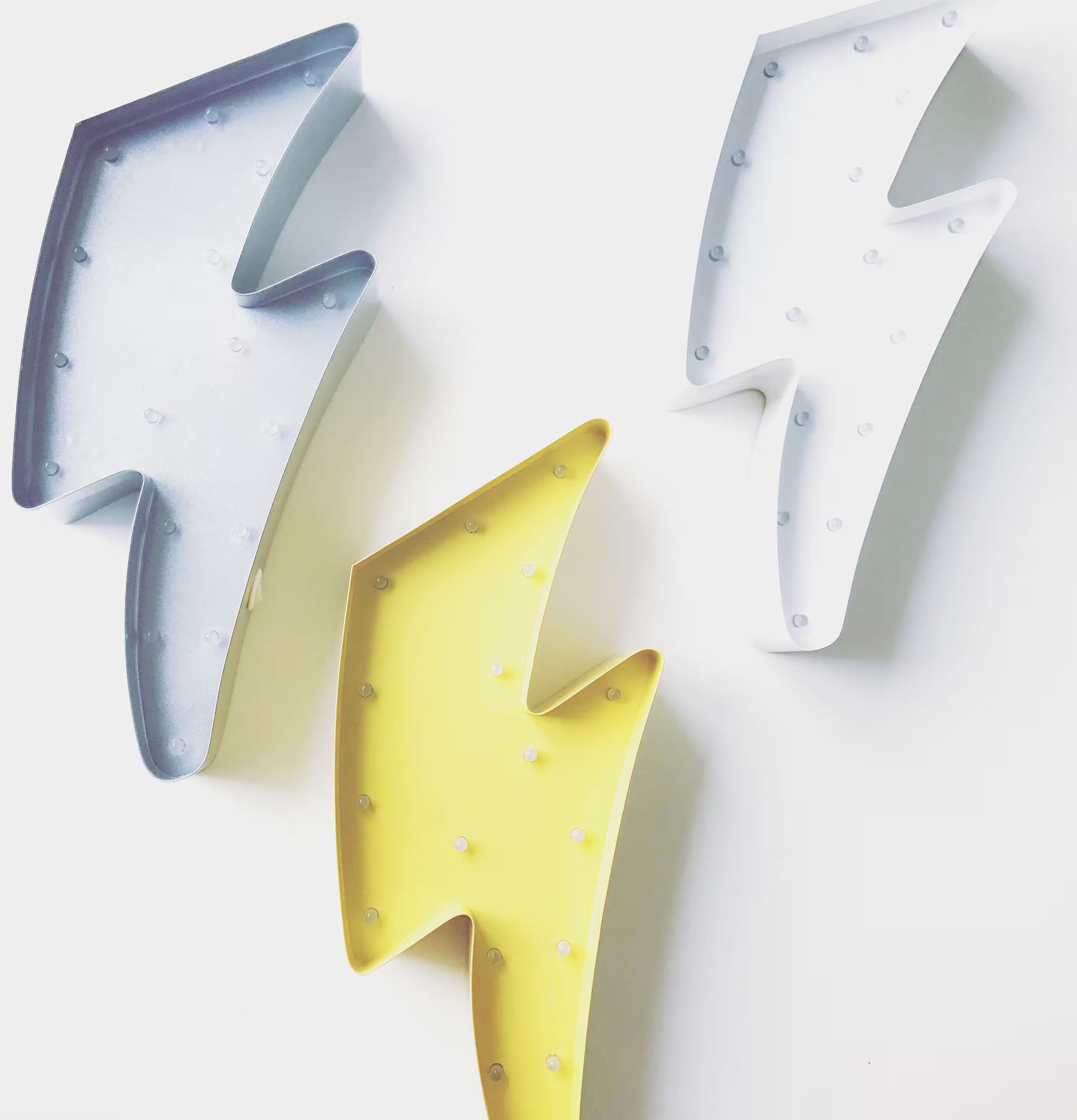 Bild av tre blixtformade LED-lampor i olika färger