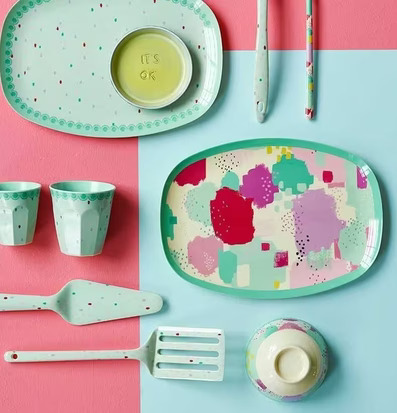Bild av färgglada pastellköksartiklar med unik design