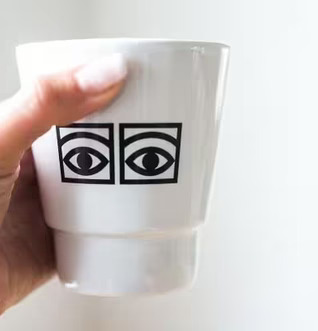 Bild av mugg med stiliserade ögon och elegant design