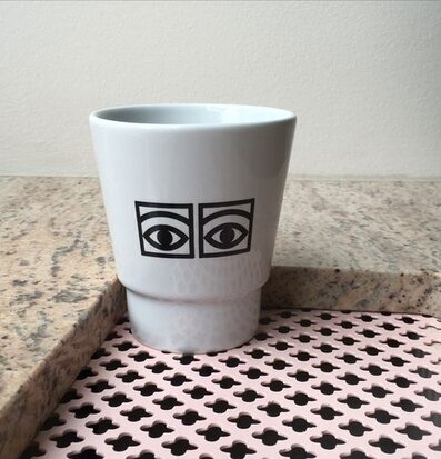 Foto av stilfull mugg med grafisk design och elegans