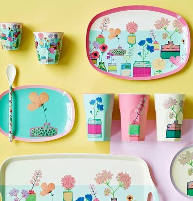 Bild av färgglada och livfulla blommiga köksprodukter