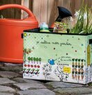 Foto av en charmig trädgårdsscen med förvaringslåda