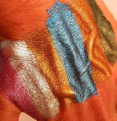 Bild av skimrande metallicfärger på handens ovansida
