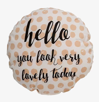 Bild av rund kudde med stiliserade prickar och text