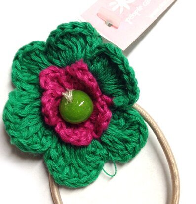 Foto av färgglad hårsnodd med blomdesign i garn