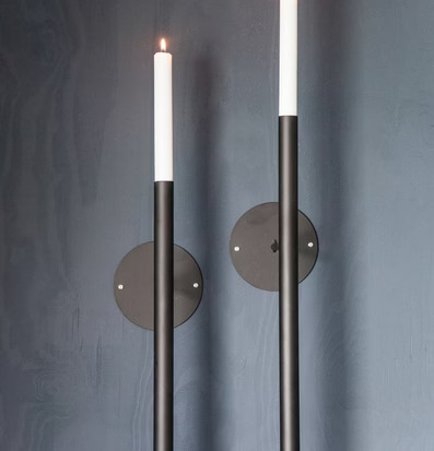 Foto av stilrena svarta väggljusstakar i metall