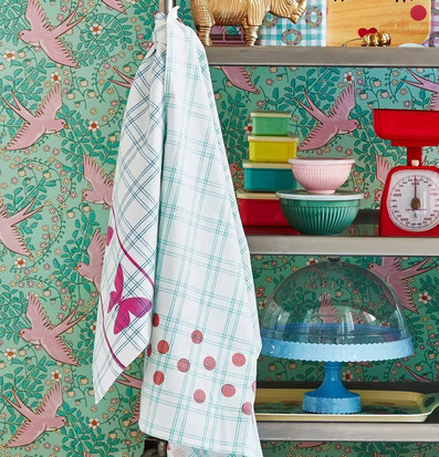 Bild av livlig inredning med färgglada köksdetaljer