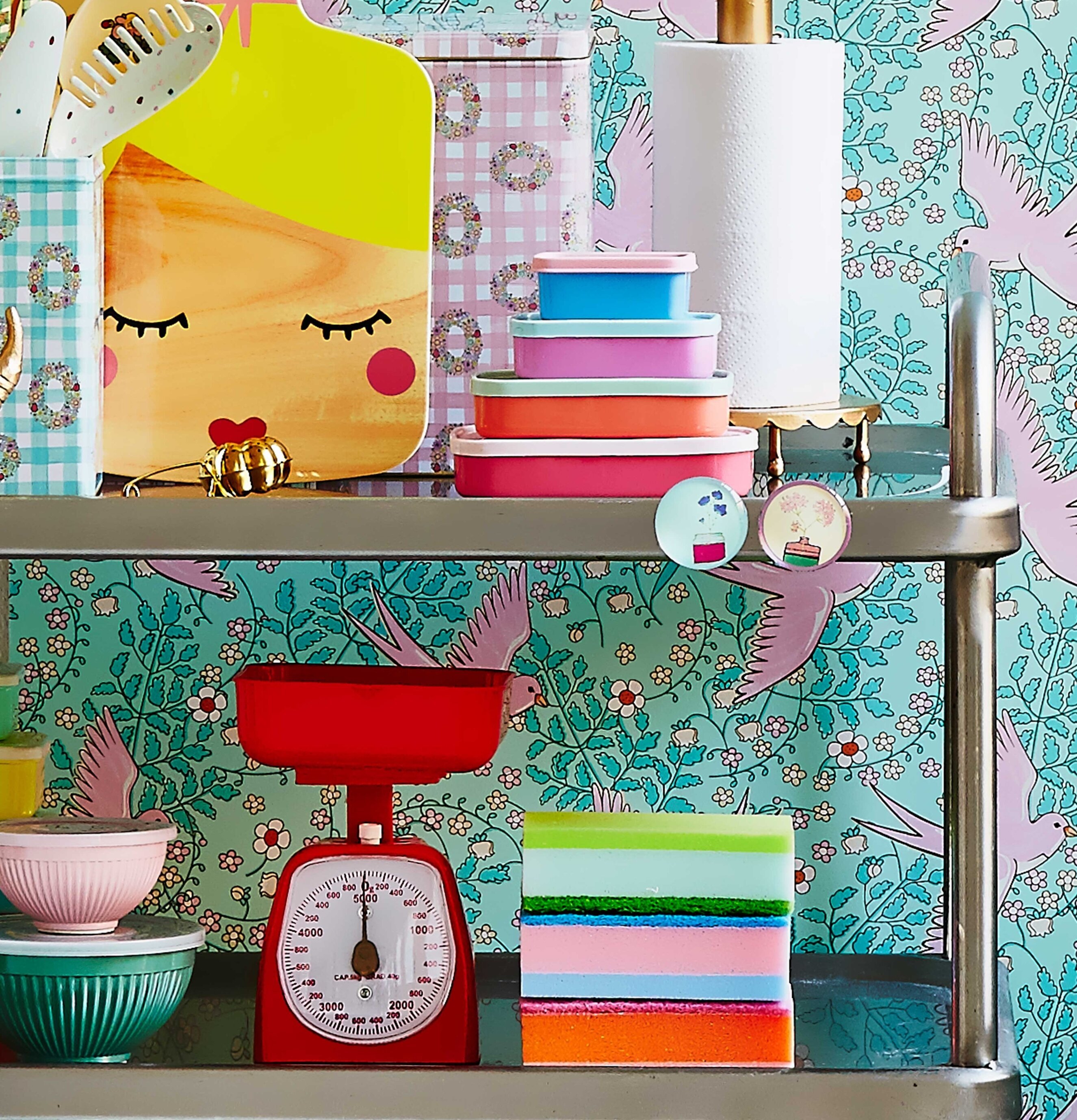 Köksvåg Röd från Rice i färgstarkt och lekfullt kök