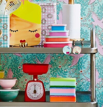 Bild av färgglada köksartiklar i livlig köksmiljö