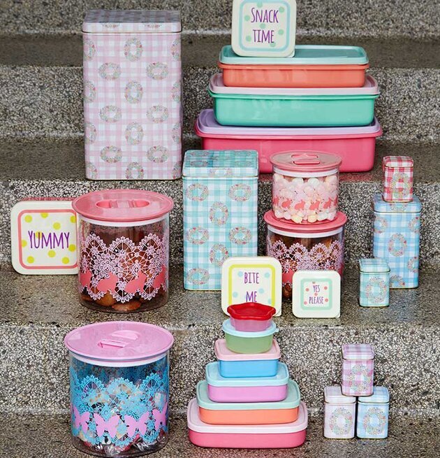 Bild av färgglada köksburkar på stentrappa med mönster